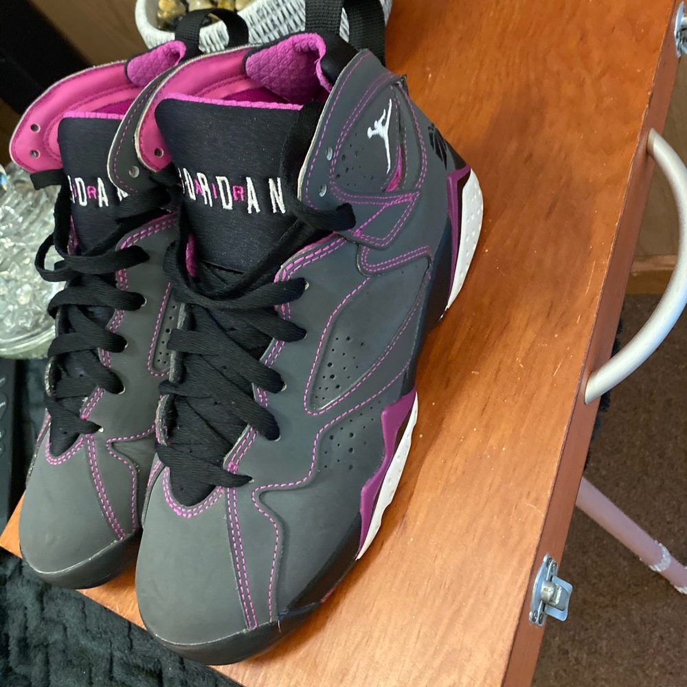 Retro 7 ‘ valentine day’ size 5y women.